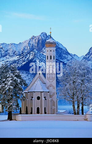 Kirche St. Coloman und Tannheimer Alpen in der Nähe von Schwangau, Allgäu, Bayern, Deutschland, Europa Stockfoto