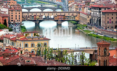Ponte Vecchio Brücke über Fluss Arno, Florenz, UNESCO World Heritage Site, Toskana, Italien, Europa Stockfoto
