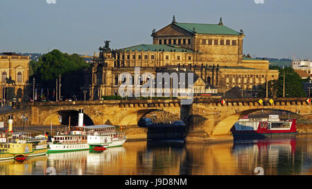 Fluss Elbe, Semperoper, Dresden, Sachsen, Deutschland, Europa Stockfoto