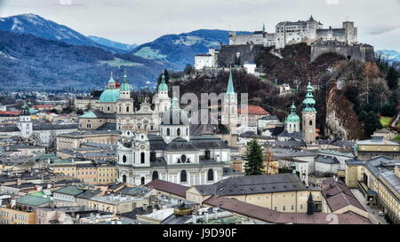 Blick vom Monchsberg Hügel in Richtung der alten Stadt, Salzburg, Österreich, Europa Stockfoto