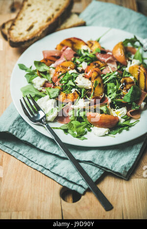 Gegrillter Pfirsich Salat, Mozzarella, Rucola und Schinken Stockfoto