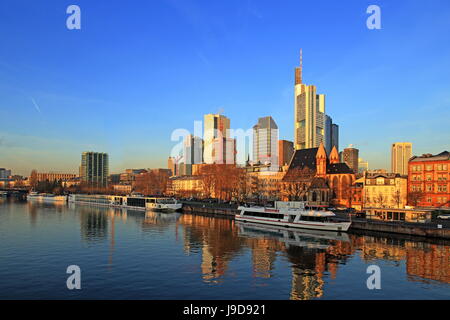 Blick über Main Fluss auf die Skyline von Frankfurt Am Main, Hessen, Deutschland, Europa Stockfoto