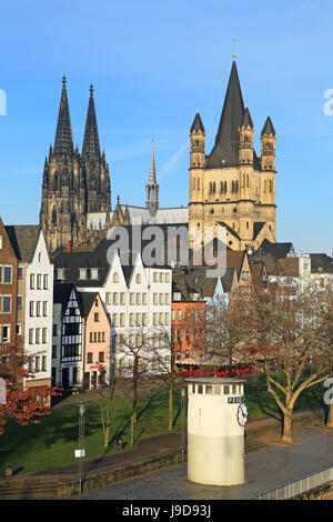 Bank des Rheins mit grober St.-Martins Kirche und Kathedrale, Köln, Nordrhein-Westfalen, Deutschland, Europa Stockfoto