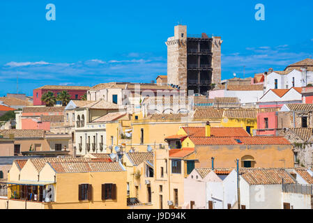 Torre San Pancrazio Cagliari, Blick auf den Torre San Pancrazio über den Dächern von Castello Viertel, Cagliari, Sardinien. Stockfoto