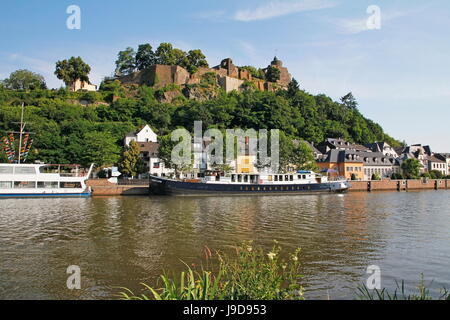 Ausflugsboote mit Burgruine in Saarburg am Fluss Saar, Rheinland-Pfalz, Deutschland, Europa Stockfoto