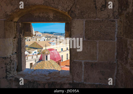 Torre dell'Elefante Cagliari, Blick über die Stadt durch ein Fenster im 14. Jahrhundert Elefant Turm im Castello Bezirk von Cagliari. Stockfoto