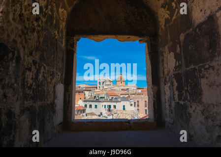 Torre dell'Elefante Cagliari, Blick über die Stadt durch ein Fenster im 14. Jahrhundert Elefant Turm im Castello Bezirk von Cagliari. Stockfoto