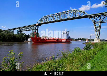 Schiff am Nord-Ostsee-Kanal gehen unter der Eisenbahn Brücke Hochdonn, Dithmarschen, Schleswig-Holstein, Deutschland, Europa Stockfoto