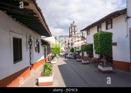 Typische Straße in der Ferne der Parroquia de San Francisco de Asís, Valle de Bravo, Mexiko, Nordamerika Stockfoto