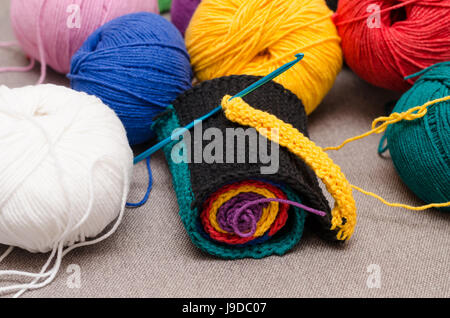 Farbige Kugeln des Garns. Farben des Regenbogens. Alle Farben. Garn zum stricken. Stockfoto