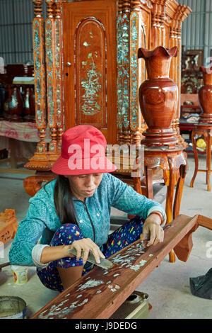 Frau macht Intarsien Mutter der Perle Möbel in der Nähe von Go Cong, Tien Giang Province, Mekong-Delta, Vietnam Stockfoto