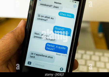 Sms-Nachrichten in französischer Sprache auf einem Smartphone geschrieben Stockfoto