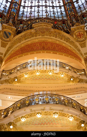 zentrale Kuppel, das Kaufhaus Galeries Lafayette, Boulevard Haussmann, Paris, Frankreich Stockfoto