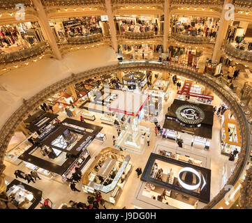 zentrale Kuppel, das Kaufhaus Galeries Lafayette, Boulevard Haussmann, Paris, Frankreich Stockfoto