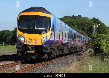 Siemens Desiro Diesel Triebzug im First Transpennine Express Livree Leving Arnside Bahnhof vorbei ein Formsignal trainieren. Stockfoto