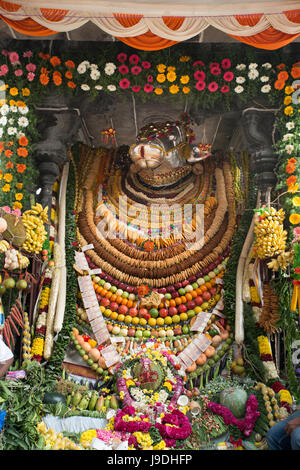 Eine Statue der Hindu-Gottheit Nandi schmückt sich mit Lebensmittel für das (Erntedankfest) Pongal in Tiruvannamalai, Tamil Nadu, Indien Stockfoto