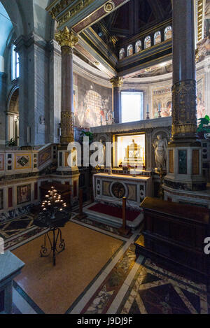 Rom. Italien. Basilica di San Pietro in Vincoli, Reliquienschrein mit den Ketten von St. Peter unter dem Hauptaltar. Stockfoto