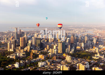 Heißluftballons in den Himmel. Stockfoto