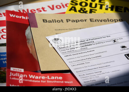 Briefwahl Papier mit Umschlag, lokale Southend West-Kandidat Julian Ware-Lane-Broschüre und sparen Southend A&E Merkblatt zur Tabelle in natürlichem Licht Stockfoto