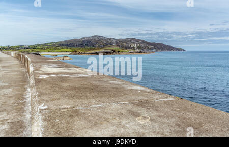 Ein Blick von der Mole in Holyhead in Richtung Holyhead Mountain auf Anglesey. Stockfoto