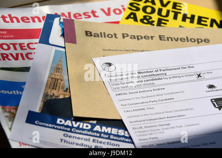 Briefwahl Papier, Umschlag, lokalen Southend West Kandidaten David Amess Broschüre und sparen Southend A&E Broschüre auf einem Couchtisch in natürlichem Licht Stockfoto