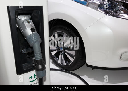 FRANKFURT, GERMANY - SEP 20: Nissan Leaf und Ladegerät auf der IAA motor Show am Sep 20, 2013 in Frankfurt am Main. Mehr als 1,000 Aussteller aus 35 Ländern Stockfoto