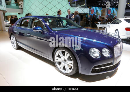 FRANKFURT - SEP 20: Bentley neuen Flying Spur auf der IAA motor Show am Sep 20, 2013 in Frankfurt am Main. Mehr als 1,000 Aussteller aus 35 Ländern sind prese Stockfoto