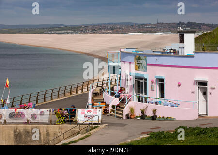 UK England, Dorset, Portland, Chiswell Cove, Kunden außerhalb Quiddles Strandpromenade Meeresfrüchte-Restaurant im Art-Deco-Gebäude am West Weare zu Beginn des Che Stockfoto