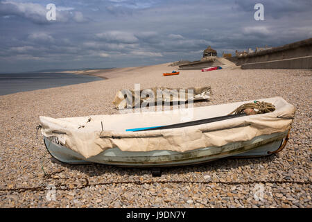 UK England, Dorset, Portland, Chiswell, Boote auf Chesil Beach mit Planen abgedeckt Stockfoto