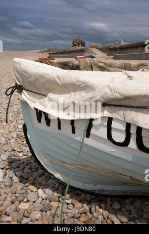 UK England, Dorset, Portland, Chiswell, Boote auf Chesil Beach mit Planen abgedeckt Stockfoto
