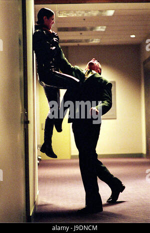 MATRIX - RELOADED / Matrix Reloaded USA 2002 / Larry & Andy Wachowski Trinity (CARRIE-ANNE MOSS), Agent Thompson (MATT McCOLM) Regie: Larry & Andy Wachowski aka. Matrix Reloaded Stockfoto