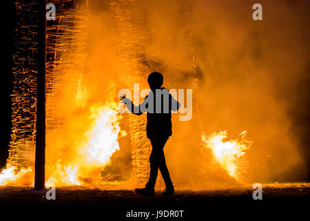 Vorbereitung und Verbrennung des Weidenmenschen beim Beltain Festival in Butser Ancient Farm, Hampshire, 29. April 2017 Stockfoto