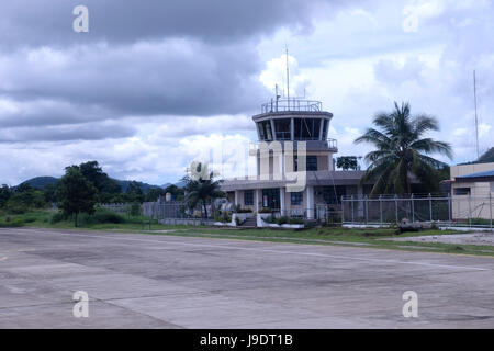 Blick auf den Flugsicherungsturm und den kleinen Flughafen Francisco B. Reyes in der Stadt Coron auf der Insel Busuanga auf den kalamischen Inseln im nördlichen Palawan der Philippinen Stockfoto