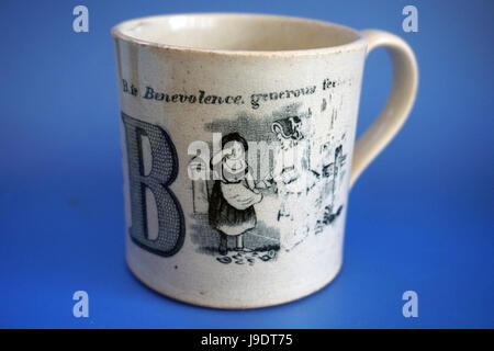 Antike 19C Staffordshire Pearlware britische Keramik schwarz Transfer gedruckte Alphabet Becher mit religiösen Vers Stockfoto