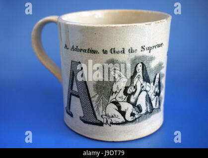 Antike 19C Staffordshire Pearlware britische Keramik schwarz Transfer gedruckte Alphabet Becher mit religiösen Vers Stockfoto