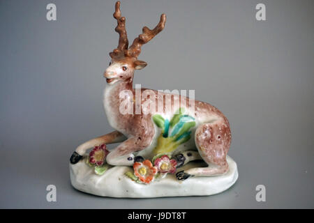 Antike Staffordshire Keramik Porzellan Hirsch Tier Abbildung von Derby 19C Stockfoto