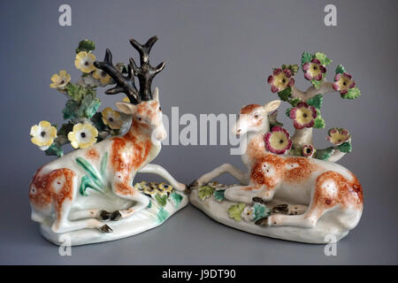 Antike 18C Staffordshire und Pearlware britische Keramik Reh Reh und Hirsch Derby Porzellan Stockfoto