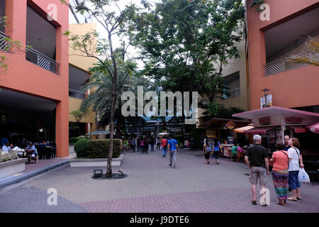 Blick auf eine Passage in M Mall of Asia, auch abgekürzt SM MOA, ein Einkaufszentrum in Manila Bay City, Pasay, Philippinen Stockfoto