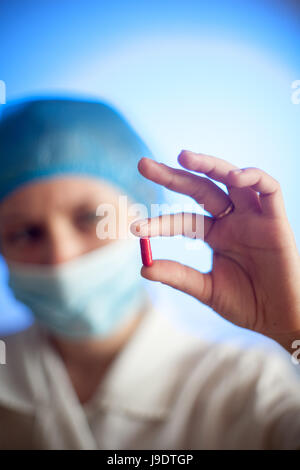 Krankenschwester mit Pillen in der Hand im Krankenhaus Stockfoto