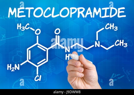 Hand mit Federzeichnung die chemische Formel von Metoclopramid Stockfoto