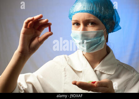 Krankenschwester mit Pillen in der Hand im Krankenhaus Stockfoto