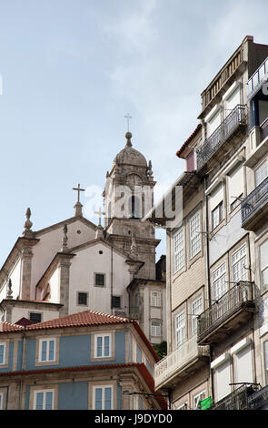 Igreja de Nossa Senhora da Vitória und Gebäude in Porto - Portugal Stockfoto