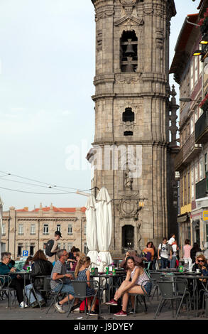 Cafés und Restaurants von Clerigos Turm am Largo Amor de Perdição in Porto - Portugal Stockfoto
