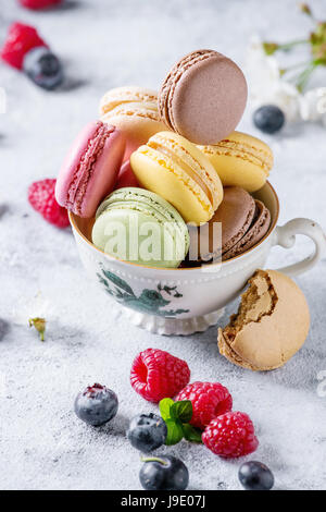 Vielzahl von französischen Dessert-Makronen Stockfoto