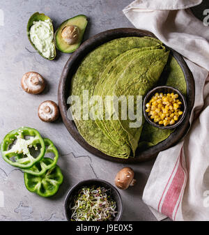 Grüne Spinat tortilla Stockfoto