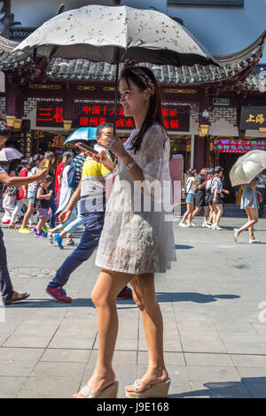 Fußgänger im Yu Garten, Shanghai, China Stockfoto