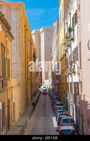 Blick entlang der Via Universita in Richtung Torre dell'Elefante in der Altstadt von Castello von Cagliari, Sardinien, Cagliari Castello. Stockfoto