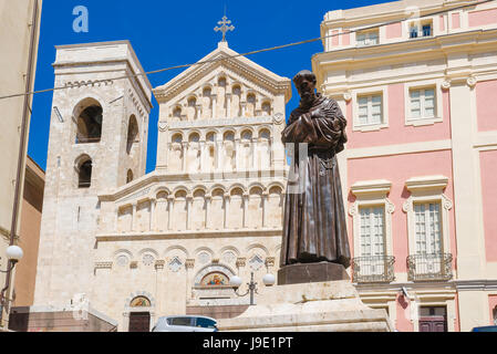 Cagliari Dom, Blick auf die Vorderseite des Doms in Cagliari mit einer Statue des Franz von Assisi im Vordergrund, Sardinien. Stockfoto