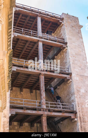 Torre dell'Elefante Cagliari, Klettern die Menschen die große Treppe im Inneren des 14. Jahrhunderts Elephant Tower im Castello Bezirk von Cagliari, Sardinien. Stockfoto