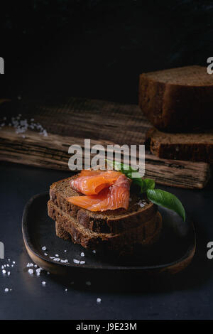 Roggenbrot mit geräuchertem Lachs Stockfoto